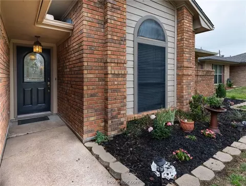 4017 Kenwood Dr, Bryan, TX 77802