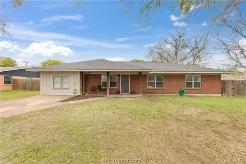4007 Glenn Oaks Dr, Bryan, TX 77802
