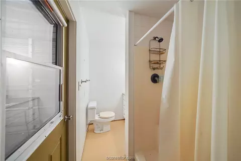 Bath - 68 Windmill Dr, Hempstead, TX 77445 photo 1 of 1