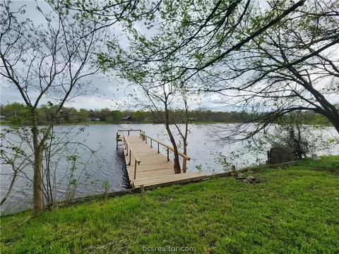 10734 Lakeway Dr, Bryan, TX 77807