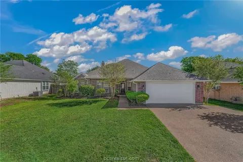 326 Landsburg Ln, College Station, TX 77845