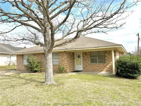 802 Hillside Dr, Brenham, TX 77833