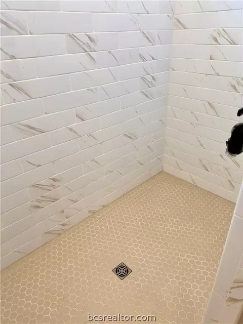 Bath - 3621 Dawn Ct, Bryan, TX 77802 photo 6 of 7