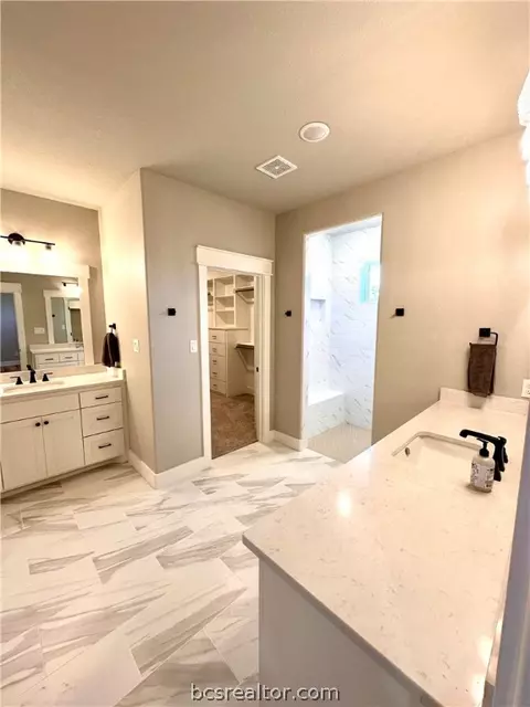 Bath - 3621 Dawn Ct, Bryan, TX 77802 photo 5 of 7