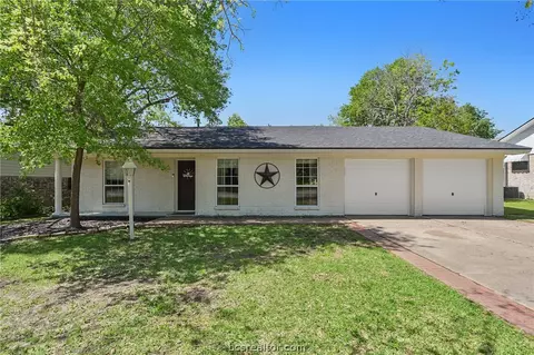 1204 Garden Ln, Bryan, TX 77802