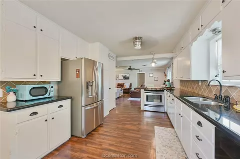 1204 Garden Ln, Bryan, TX 77802 photo 10