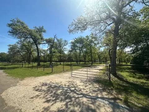 3930 Hall Ln, Franklin, TX 77856