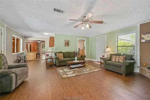 3907 Tanglewood Dr, Bryan, TX 77802 photo 2