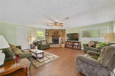 3907 Tanglewood Dr, Bryan, TX 77802
