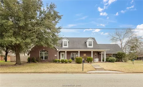 902 Victoria St, Navasota, TX 77868