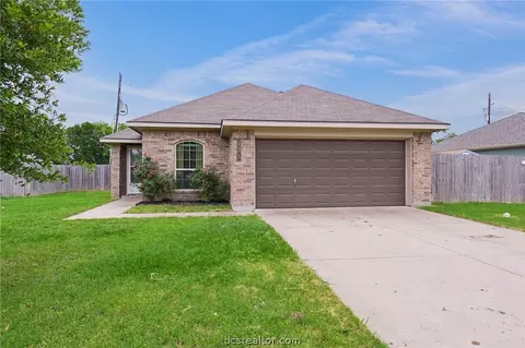111 Willow Dr, Navasota, TX 77868