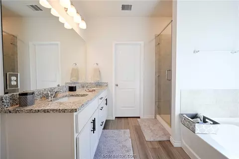 Bath - 1975 Cartwright St, Bryan, TX 77807 photo 2 of 4