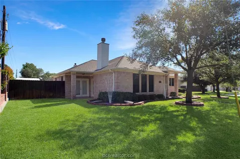 3200 Broadmoor Dr, Bryan, TX 77802