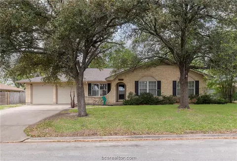 3704 Tanglewood Dr, Bryan, TX 77802