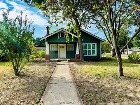 307 W Brenken St, Hearne, TX 77859
