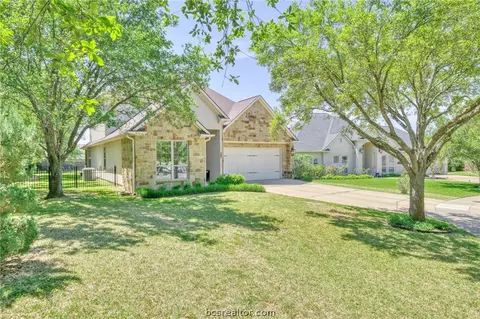 4300 Willowick Dr, Bryan, TX 77802