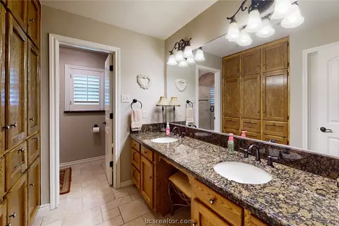 Bath - 12303 Sandy Point Rd, Bryan, TX 77807 photo 4 of 5