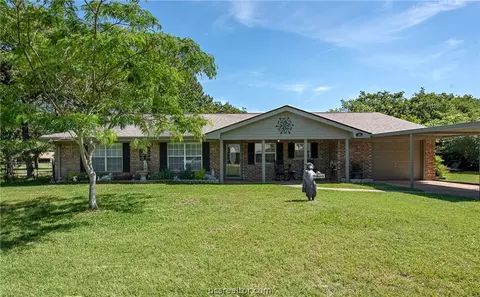 129 Golf Club Dr, Hilltop Lakes, TX 77871