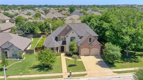 3302 Woodcrest Dr, Bryan, TX 77802