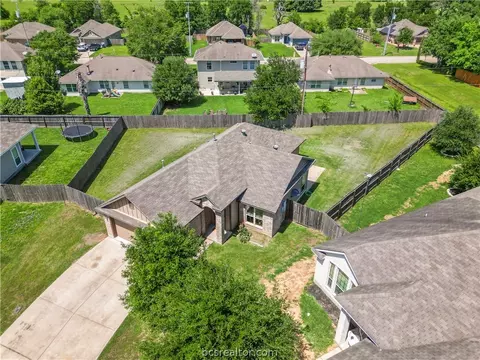 102 Wild Flower Ct, Navasota, TX 77868