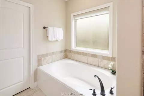Bath - 3328 Covington Ct, Bryan, TX 77808 photo 3 of 8