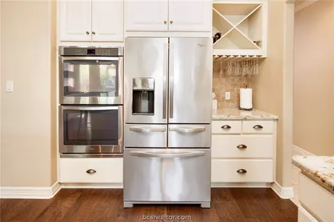 Kitchen - 3328 Covington Ct, Bryan, TX 77808 photo 4 of 5