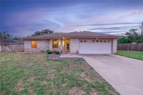 3925 Seminole Ct, Bryan, TX 77802
