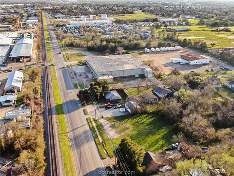 1414 Finfeather Rd, Bryan, TX 77803 photo 5