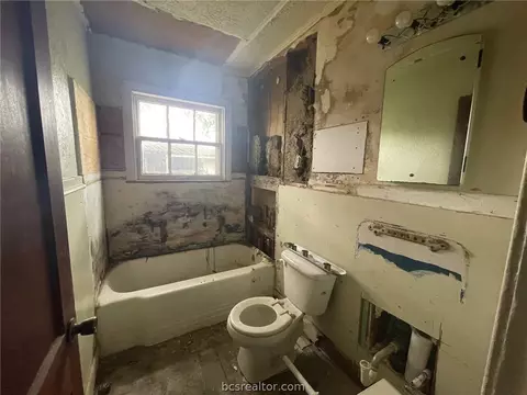 Bath - 1407 E 23rd St, Bryan, TX 77803 photo 2 of 3
