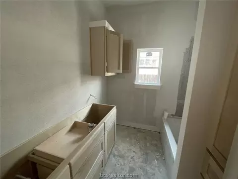 Bath - 4301 Conestogo Ct, Bryan, TX 77802 photo 1 of 2