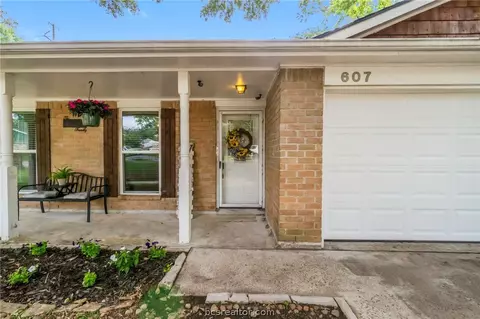 Exterior - 607 Toby Ln, Conroe, TX 77301 photo 3 of 9
