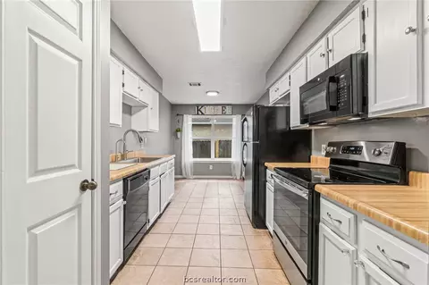 Kitchen - 607 Toby Ln, Conroe, TX 77301 photo 1 of 4