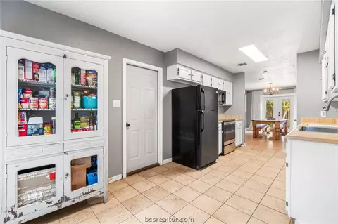 Kitchen - 607 Toby Ln, Conroe, TX 77301 photo 4 of 4