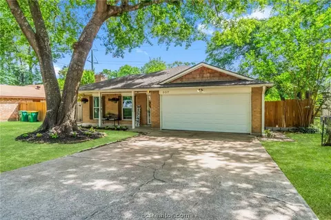 Exterior - 607 Toby Ln, Conroe, TX 77301 photo 2 of 9