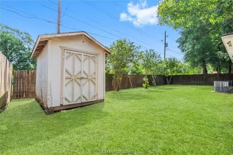 Exterior - 607 Toby Ln, Conroe, TX 77301 photo 5 of 9