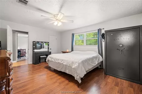 Bedroom - 607 Toby Ln, Conroe, TX 77301 photo 5 of 6