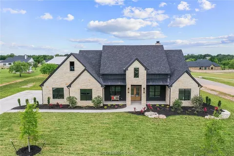 7800 Lakecrest Ct, Bryan, TX 77808