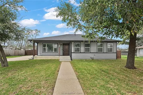 706 Broadmoor Dr, Bryan, TX 77802