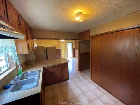2010 Stevens Dr, Bryan, TX 77803 photo 8