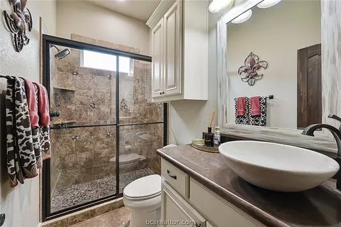 Bath - 7600 Hidden Trl, Bryan, TX 77808 photo 1 of 5