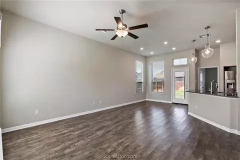 2017 Dumfries Dr, Bryan, TX 77807 photo 4