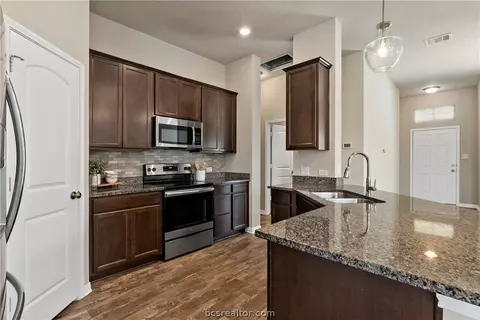 2017 Dumfries Dr, Bryan, TX 77807 photo 7