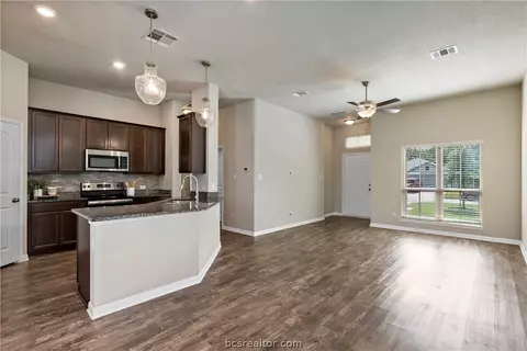 2017 Dumfries Dr, Bryan, TX 77807 photo 5