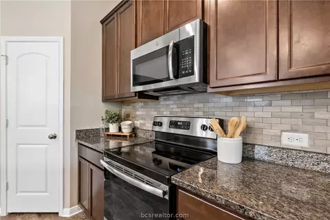 2017 Dumfries Dr, Bryan, TX 77807 photo 8