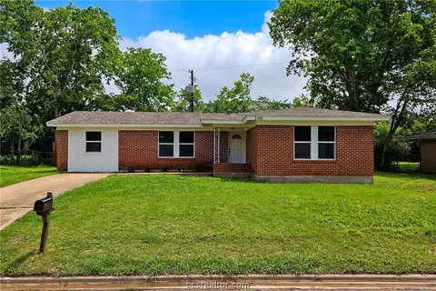 2301 Franklin Dr, Bryan, TX 77801