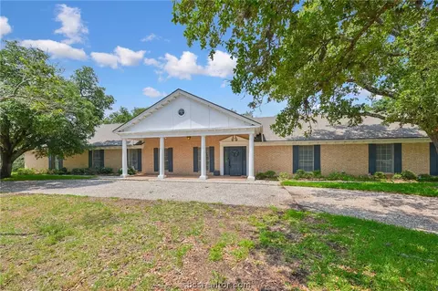 1205 Broadmoor Dr, Bryan, TX 77802