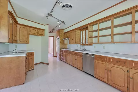 1205 Broadmoor Dr, Bryan, TX 77802 photo 7