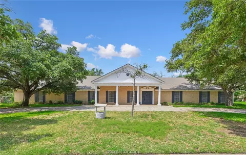 1205 Broadmoor Dr, Bryan, TX 77802 photo 2