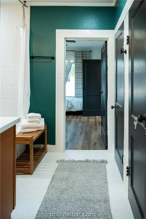 Bath - 902 Travis St, Bryan, TX 77803 photo 5 of 5