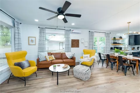 902 Travis St, Bryan, TX 77803
